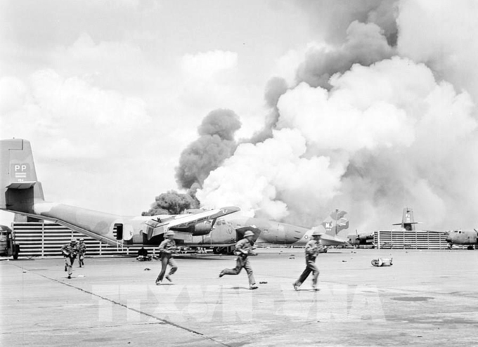 Quân đội Việt Nam đánh vào sân bay Tân Sơn Nhất ngày 28/4/1975. Ảnh: Đinh Quang Thành - TTXVN.