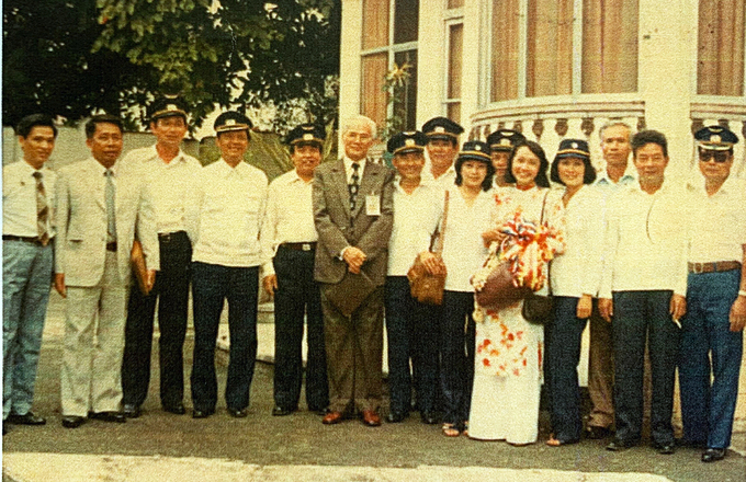 Đoàn Hàng không phía Nam trong chuyến công tác tại Philippines năm 1980. Nhiều nhân viên trong ảnh từng làm cho chính quyền Việt Nam Cộng Hòa, sau này gắn bó với sân bay Tân Sơn Nhất. Ảnh: Nhân vật cung cấp.