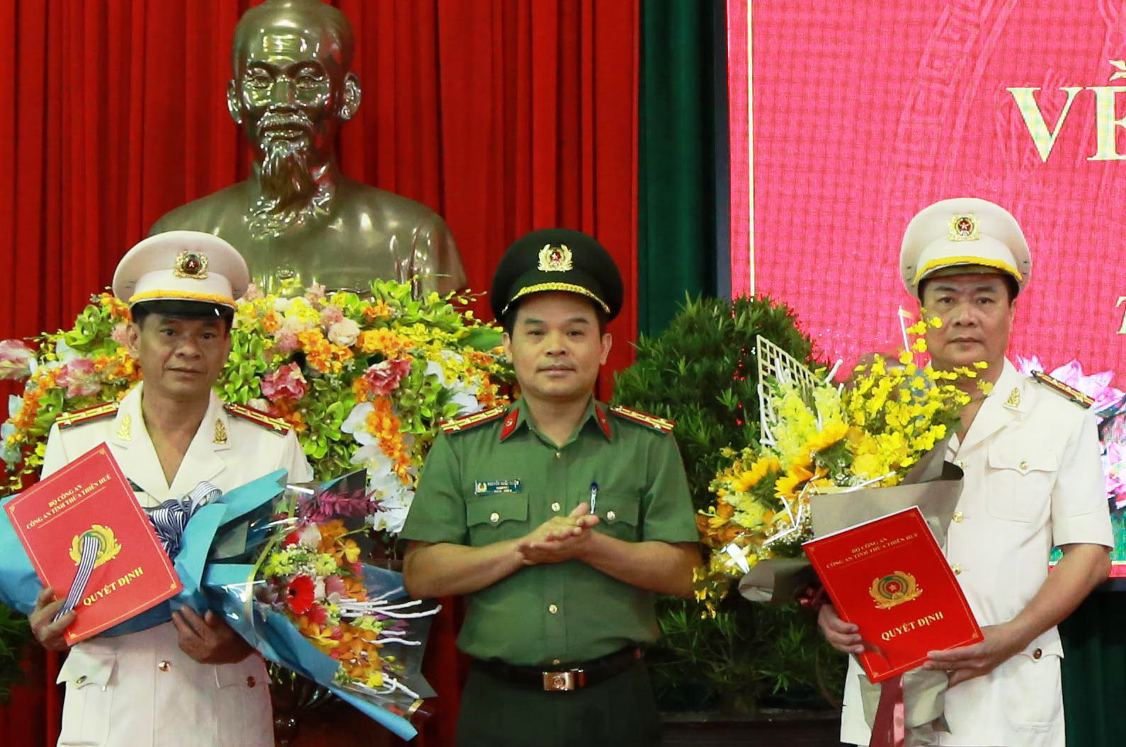 Đại tá Nguyễn Quốc Đoàn (giữa) được bầu chức phó bí thư Tỉnh ủy Thừa Thiên Huế - Ảnh: TRẦN HỒNG