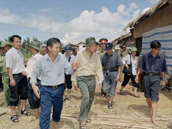 Tổng bí thư Lê Khả Phiêu (giữa) đi thị sát và chỉ đạo công tác cứu trợ nhân dân vùng bị lũ lụt và khắc phục hậu quả do lũ lụt ở tỉnh Long An tháng 9-2000 - Ảnh: TTXVN
