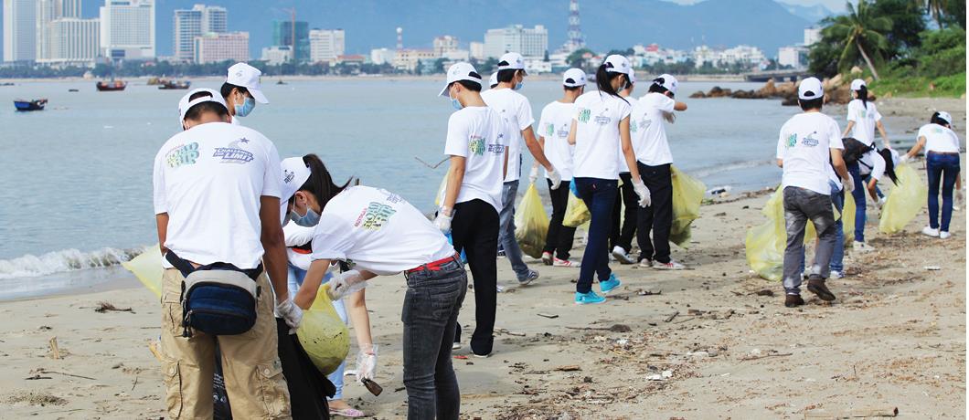 Sinh viên trường Đại học Nha Trang tham gia hoạt động làm sạch bờ biển. Ảnh: Asia Images