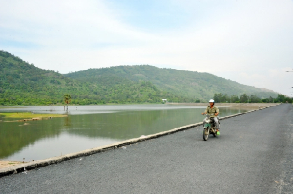 Hồ chứa nước ngọt ở vùng cao tại huyện Tri Tôn phục vụ nước tưới nông nghiệp trong mùa khô đang hoạt động hiệu quả. Ảnh: Lê Hoàng Vũ.