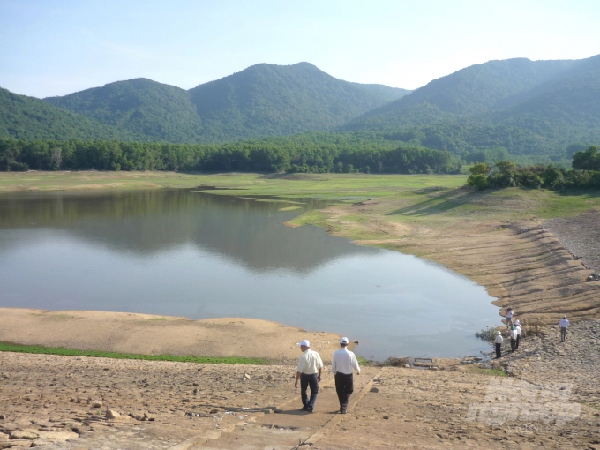 Lượng nước chứa trong 165 hồ chứa trên địa bàn Bình Định hiện mới chỉ đạt 30% so dung tích thiết kế. Ảnh: Vũ Đình Thung.