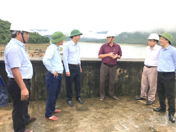 Đoàn công tác của Bộ NN-PTNT kiểm tra hồ chứa nước Núi Một nằm trên địa bàn xã Nhơn Tân (TX An Nhơn, Bình Định). Ảnh: Vũ Đình Thung.