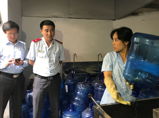 Đoàn kiểm tra liên ngành an toàn thực phẩm của thành phố Hà Nội kiểm tra một cơ sở sản xuất nước đóng bình trên địa bàn quận Long Biên. Ảnh: Trang Thu.