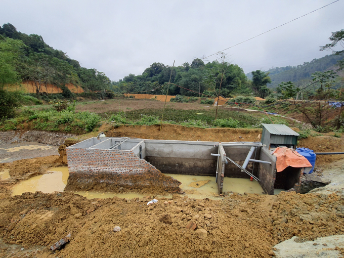 Hợp khối xử lý nước thải bị vỡ nhưng cơ sở chế biến sắn tươi vẫn hoạt động... như không có chuyện gì xảy ra. Ảnh: H.Đ.