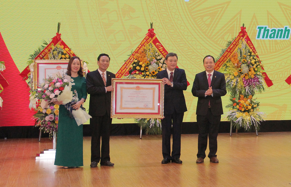 Ông Trịnh Văn Chiến, Bí thư Tỉnh uỷ Thanh Hoá trao Huân chương Lao động hạng Ba tặng cán bộ, nhân dân TP Thanh Hoá.