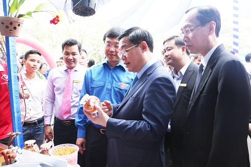 Ông Vương Đình Huệ tham quan  gian hàng trưng bày sản phẩm OCOP  tại Lễ phát động Khởi nghiệp từ Chương trình OCOP trong thanh niên, sinh viên.