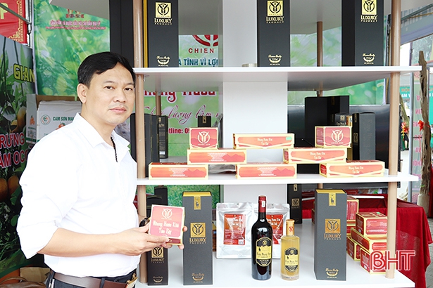 Ông Trần Đình Chiến - Giám đốc Công ty CP Nông nghiệp Hương Sơn giới thiệu sản phẩm nhung hươu tán bột khô Chiến Sơn đạt chuẩn 4 sao do công ty sản xuất