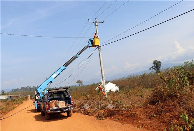 Công nhân của ngành điện lực Kon Tum đang thi công tại xã vùng biên Ia Dal, huyện biên giới Ia H’Drai, tỉnh Kon Tum.
