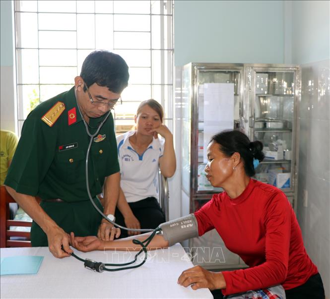 Khám, phát thuốc chữa bệnh, tư vấn chăm sóc sức khỏe cho nhân dân xã vùng biên Ia Đal, huyện Ia H’Drai, tỉnh Kon Tum. 