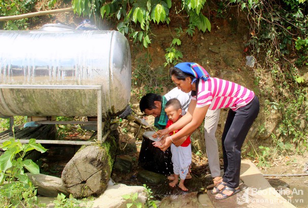 Một số bản của xã Mường Típ do công trình nước cộng đồng hư hỏng nên bà con phải mua bồn chứa nước về tích trữ nước để sử dụng. Ảnh: Quang An