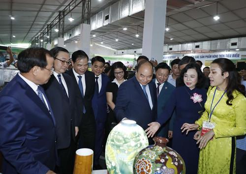 Thủ tướng Nguyễn Xuân Phúc và các đại biểu thăm quan các gian hàng tại Hội chợ hàng nông sản, thủ công mỹ nghệ và sản phẩm OCOP của Hà Nội tháng 9/2019.
