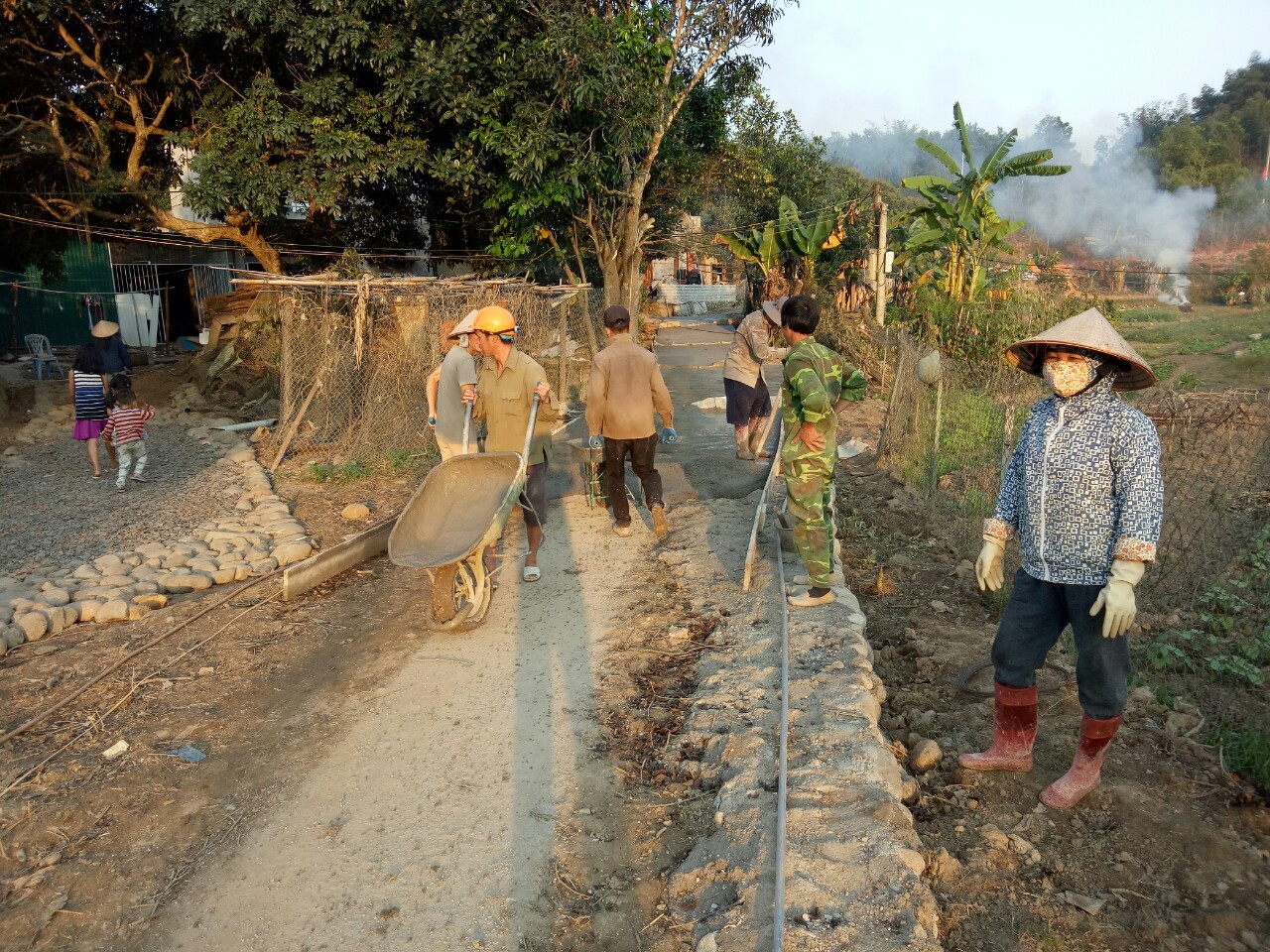 Người dân thôn Pặc Pùng, xã Vô Ngại, chung sức làm đường liên thôn trên địa bàn. Ảnh: Trần Thanh