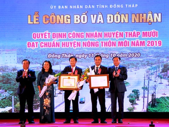 Quang cảnh ​lễ công bố huyện Tháp Mười đạt chuẩn nông thôn mới năm 2019.
