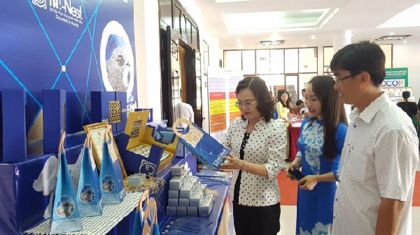 Bà Lê Thị Ái Nam, Phó Bí thư thường trực Tỉnh ủy xem sản phẩm OCOP trưng bày tại hội nghị. Ảnh: Trọng Linh.