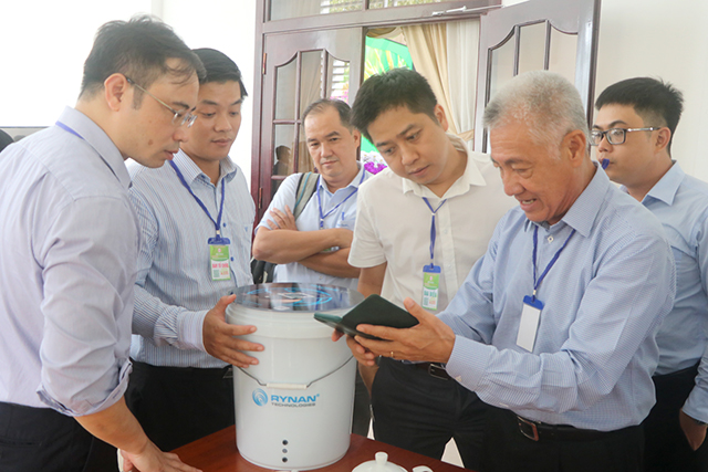 Tiến sĩ Nguyễn Thanh Mỹ (bìa phải) giới thiệu máy đếm tôm thông minh đến các đại biểu.