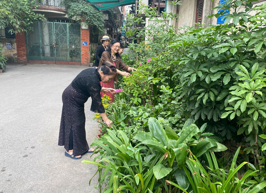 Hội viên Hội Liên hiệp phụ nữ phường Thành Công (quận Ba Đình) dọn vệ sinh tại điểm “hoa trong phố” ở nhà B khu tập thể Thành Công.