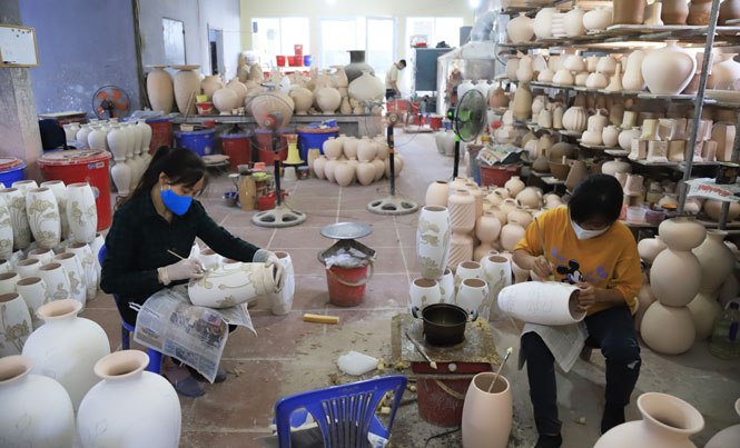 Sản xuất đồ gốm sứ tại làng nghề Bát Tràng (huyện Gia Lâm). Ảnh: Đỗ Tâm.