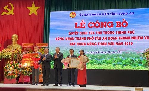 Phó Thủ tướng Thường trực Chính phủ - Trương Hòa Bình (chính giữa) trao quyết định công nhận T .Tân An hoàn thành nhiệm vụ xây dựng Nông thôn mới năm 2019.