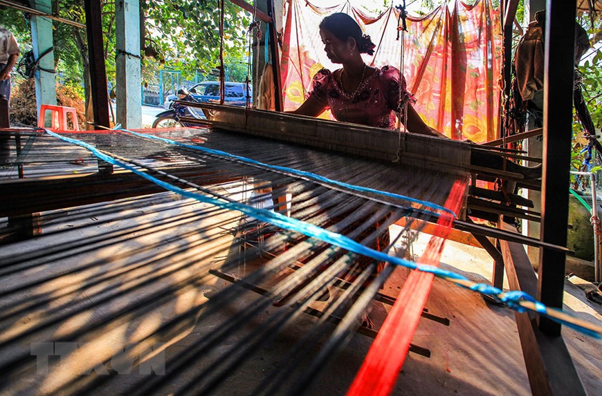 Dệt thổ cẩm tại Làng nghề dệt thổ cẩm Khmer Văn Giáo. Ảnh: TTXVN