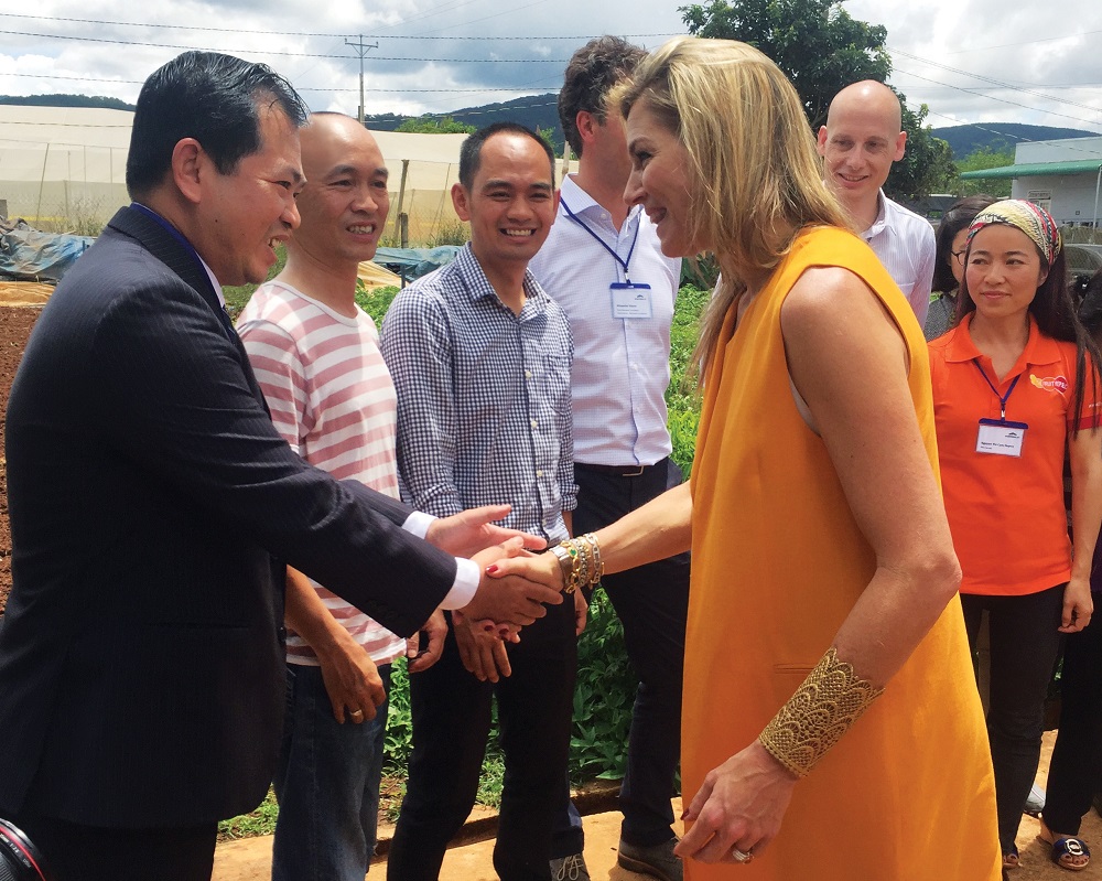 Đại diện Sacombank, Ông Lâm Văn Kiệt – Giám đốc khu vực Nam Trung Bộ và Tây Nguyên, tiếp đón Hoàng Hậu Hà Lan Máxima  đến thăm và làm việc với các khách hàng thuộc dự án hợp tác cho vay đầu tư nhà kính hiện đại giữa Sacombank và Rabobank.