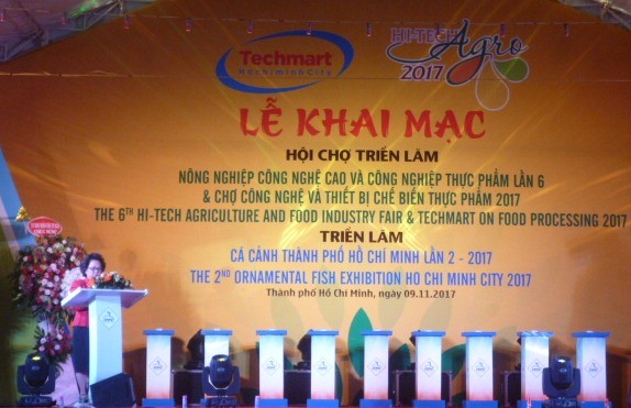 Bà Lý Kim Chi, Chủ tịch Hội Lương thực Thực phẩm TPHCM phát biểu tại buổi lễ khai mạc
