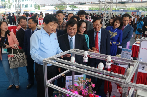 Các đại biểu tham quan những gian hàng trưng bày tại buổi lễ. Ảnh: HG.