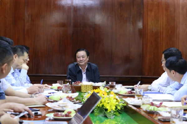 Thứ trưởng Bộ NN-PTNT Lê Minh Hoan nghe Vụ Kế hoạch báo cáo tổng quan về tình hình tái cơ cấu nông nghiệp giai đoạn 2013 - 2020 vào sáng 29/10. Ảnh: Minh Phúc.