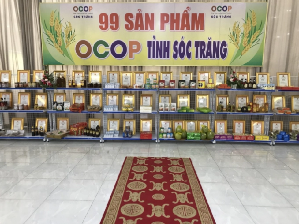 Sau hơn 2 năm triển khai thực hiện, đến nay tỉnh Sóc Trăng có 99 sản phẩm OCOP đạt chuẩn 3 sao, 4 sao. Ảnh: Trọng Linh.