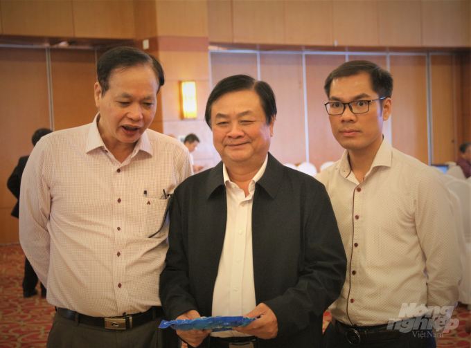 Thứ trưởng Bộ NN-PTNT Lê Minh Hoan (giữa) tham quan gian hàng tại chương trình. Ảnh: Phạm Hiếu.