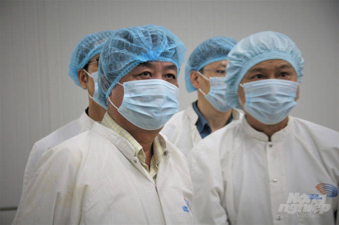 Thứ trưởng Lê Minh Hoan (trái) tham quan một nhà máy sản xuất ngao tại Nam Định. Ảnh: Phạm Hiếu.