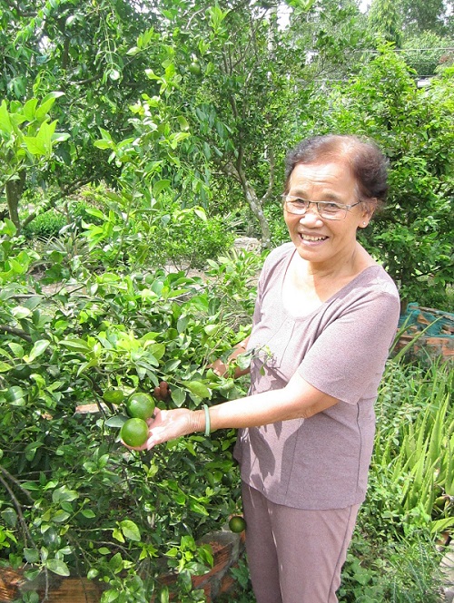 Bà Tư Khen trong góc vườn nhà.