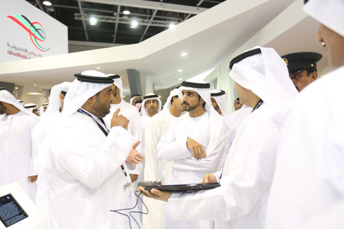 Thái tử Dubai Sheikh Hamdan bin Mohammed bin Rashid Al Maktoum (giữa) trong một lần tham dự triển lãm công nghệ chính phủ điện tử tại Abu Dhabi Ảnh: DAY OF DUBAI.