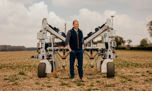 Craig Livingstone, người quản lý trang trại Lockerley Estate ở Hampshire, với robot diệt cỏ tên Dick. Ảnh: Guardian.