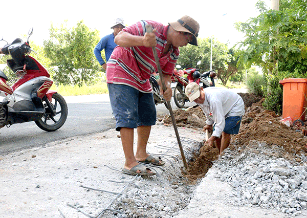 Thi công nâng cấp nước ống cấp nước sạch lên ống cỡ lớn tại phường Phước Thới, quận Ô Môn.