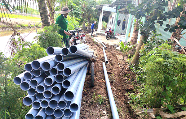 Thi công lắp đặt đường ống cấp nước sạch khu vực Thới Hòa B, phường Long Hưng, quận Ô Môn.