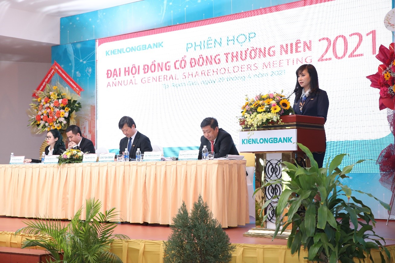 Bà Trần Tuấn Anh – Tổng Giám đốc Kienlongbank trình bày Báo cáo kết quả kinh doanh hợp nhất Kienlongbank năm 2020 và kế hoạch kinh doanh năm 2021.