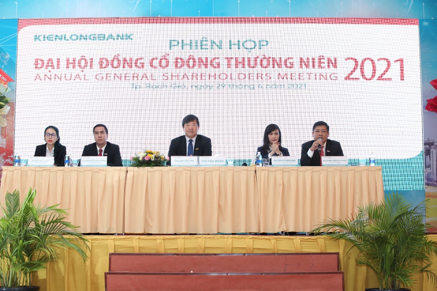 Chủ tọa đoàn điều hành tại phiên họp ĐHĐCĐ thường niên Kienlongbank năm 2021
