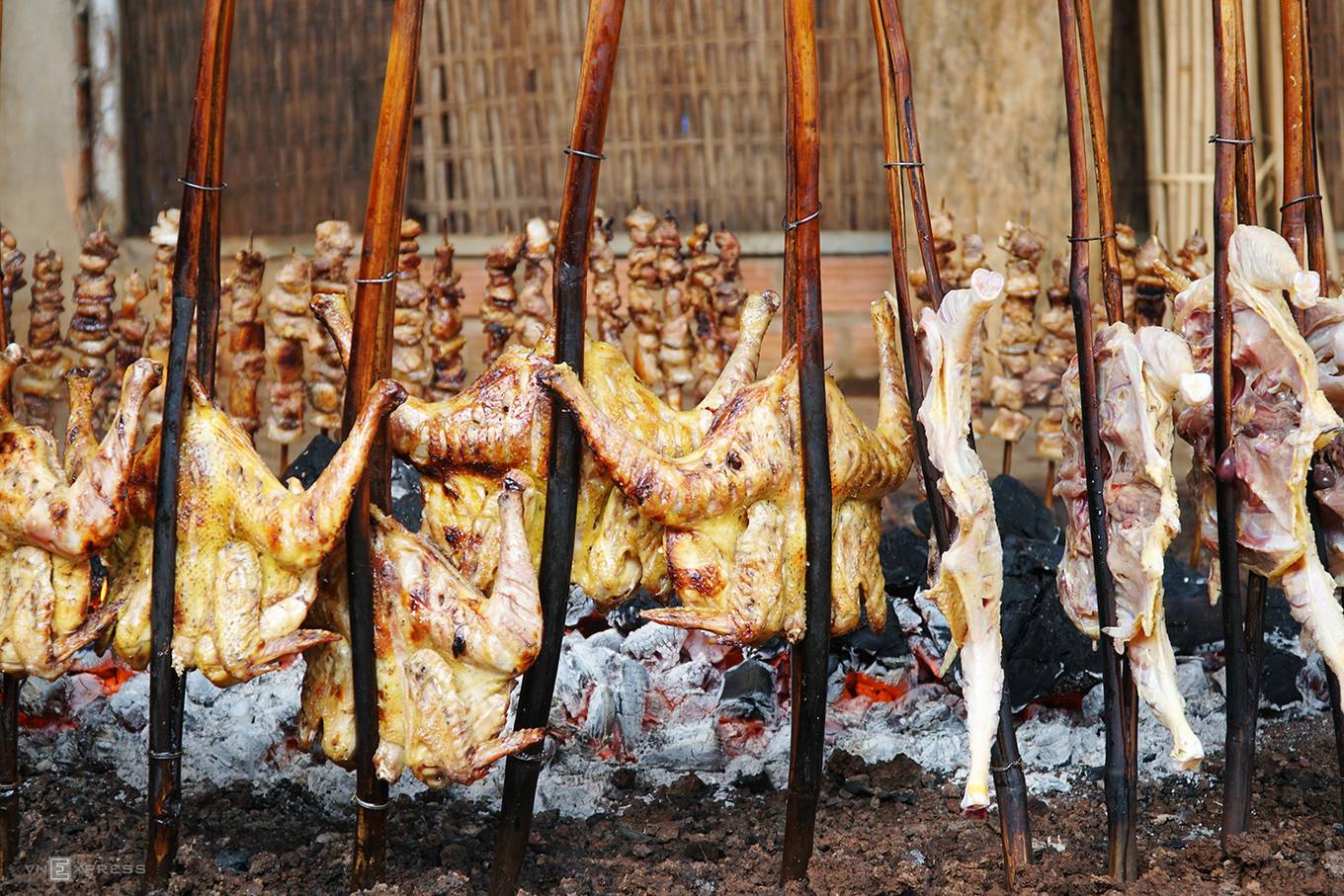 Đầu bếp phải trở gà thật đều tay để thịt chín tới, và liên tục thêm than để đảm bảo lửa vừa vặn.