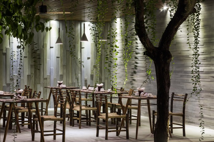 Ngay cả không gian ẩm thực tại Atlas Hotel Hoian cũng được bài trí ngập tràn ánh sáng và cây xanh