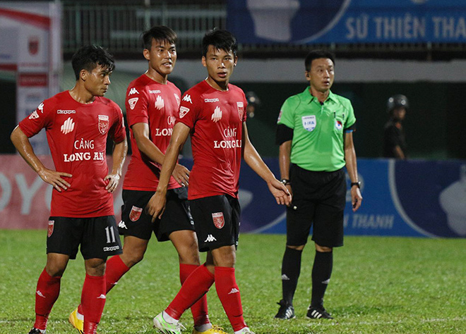 Cảnh sát vào sân hộ tống trọng tài V-League - ảnh thể thao