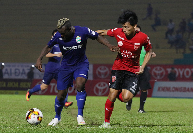 Cảnh sát vào sân hộ tống trọng tài V-League - ảnh thể thao