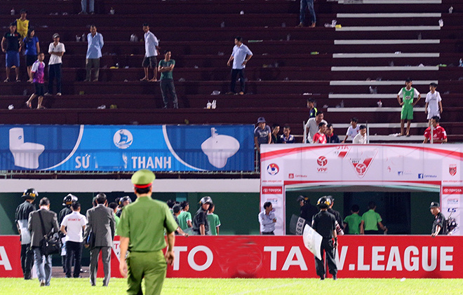 Cảnh sát vào sân hộ tống trọng tài V-League - ảnh thể thao