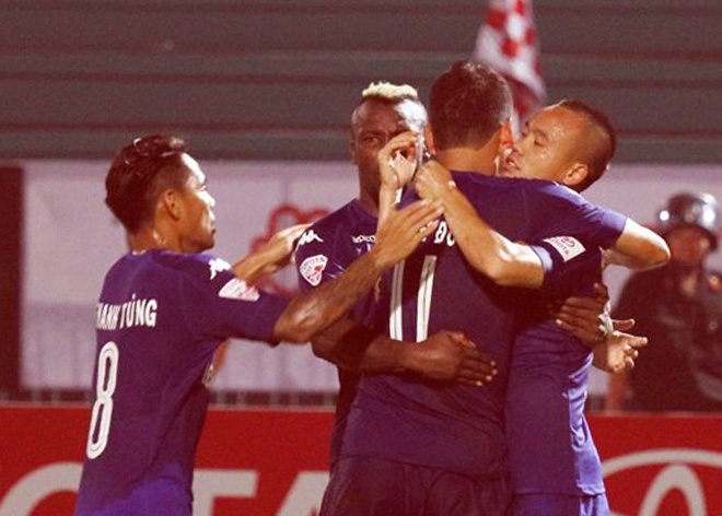 Cảnh sát vào sân hộ tống trọng tài V-League - ảnh thể thao