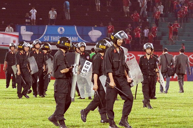 Cảnh sát vào sân hộ tống trọng tài V-League - ảnh thể thao