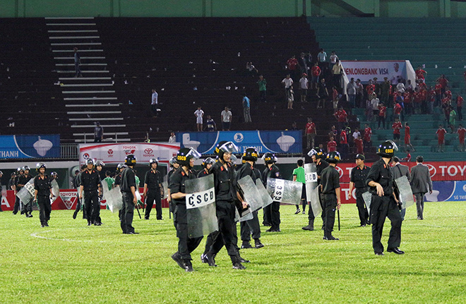 Cảnh sát vào sân hộ tống trọng tài V-League - ảnh thể thao