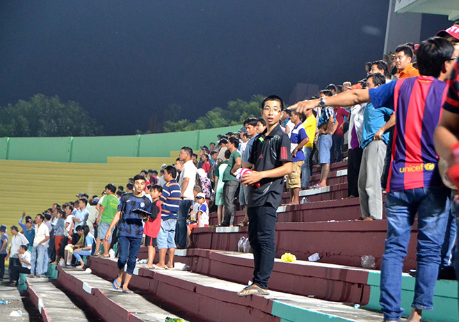 Cảnh sát vào sân hộ tống trọng tài V-League - ảnh thể thao