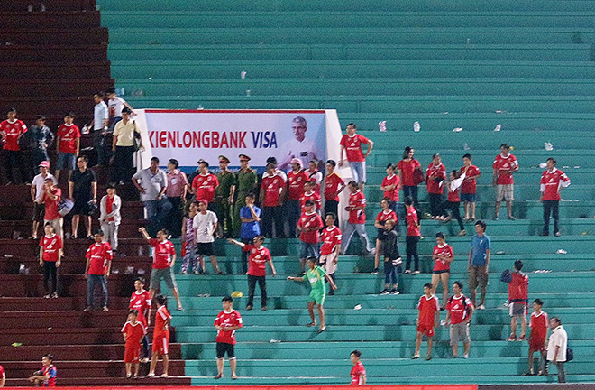 Cảnh sát vào sân hộ tống trọng tài V-League - ảnh thể thao