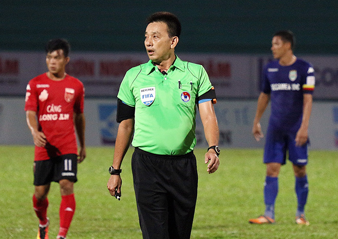 Cảnh sát vào sân hộ tống trọng tài V-League - ảnh thể thao